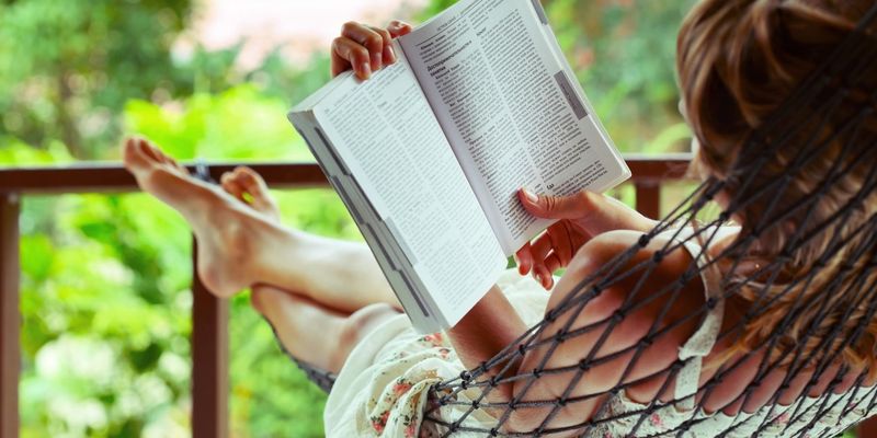 7 «летних» книг, которые стоит взять с собой в отпуск